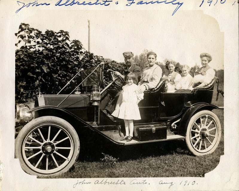 Джон Альбрехт и семья в автомобиле Halladay, август 1910