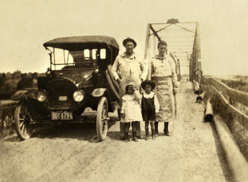 Семья и их 1917-19 Ford Model T