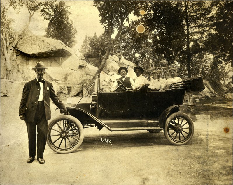 Туристы в Ford Model T около «Логова дьявола» в Геттисберге в Пенсильвании,  начало 1910-х