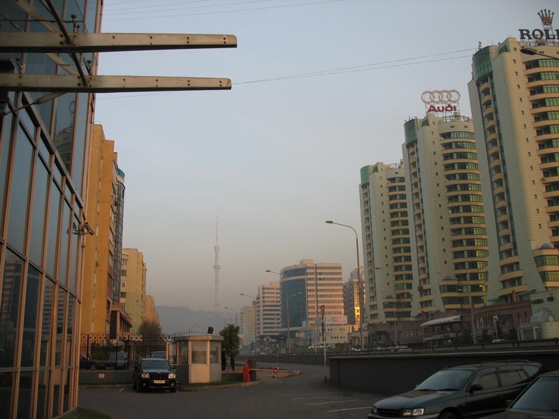 самое высокое сооружение Алма-Аты - телебашня 