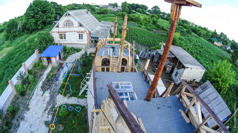 Житель села строит на дачном участке модель галеона