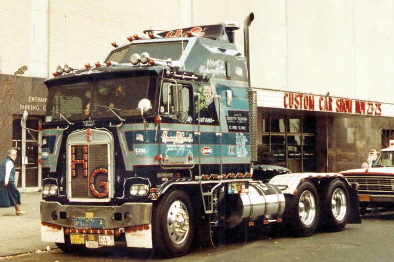 Знаменитый Kenworth K100 "Highway Hilton"