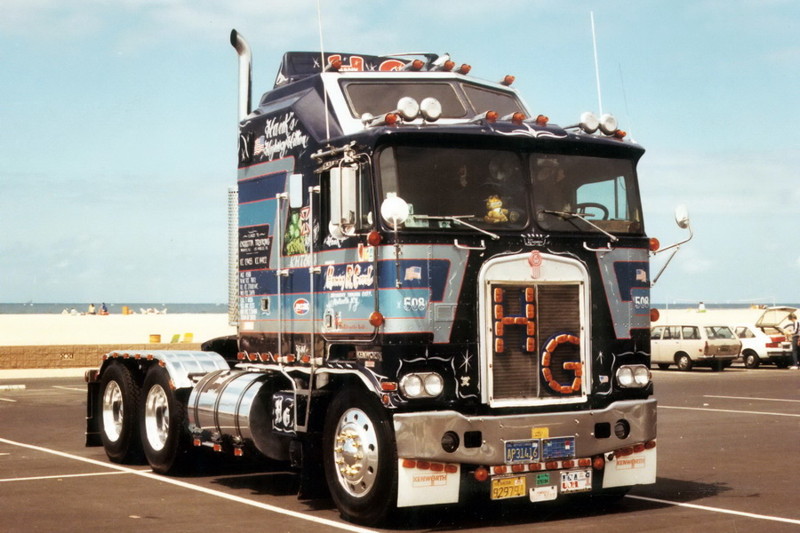 Знаменитый Kenworth K100 "Highway Hilton"