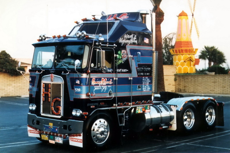 Знаменитый Kenworth K100 "Highway Hilton"