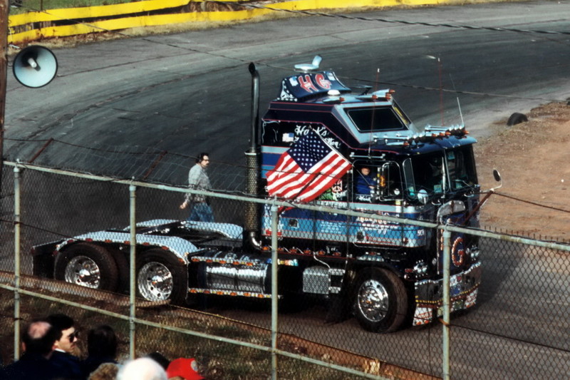 Знаменитый Kenworth K100 "Highway Hilton"