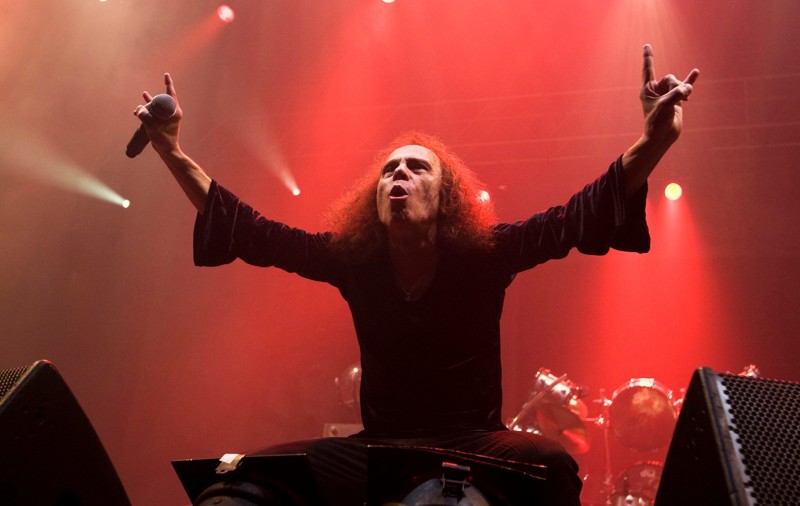 Считается, что "козу" среди рокеров и металлистов популяризировал Ронни Джеймс Дио из Black Sabbath