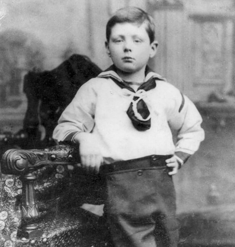 Этот мелкий на фотографии, видимо, уже тогда знал себе цену и строил великие планы. Уинстон Черчилль, примерно 1900 год. 