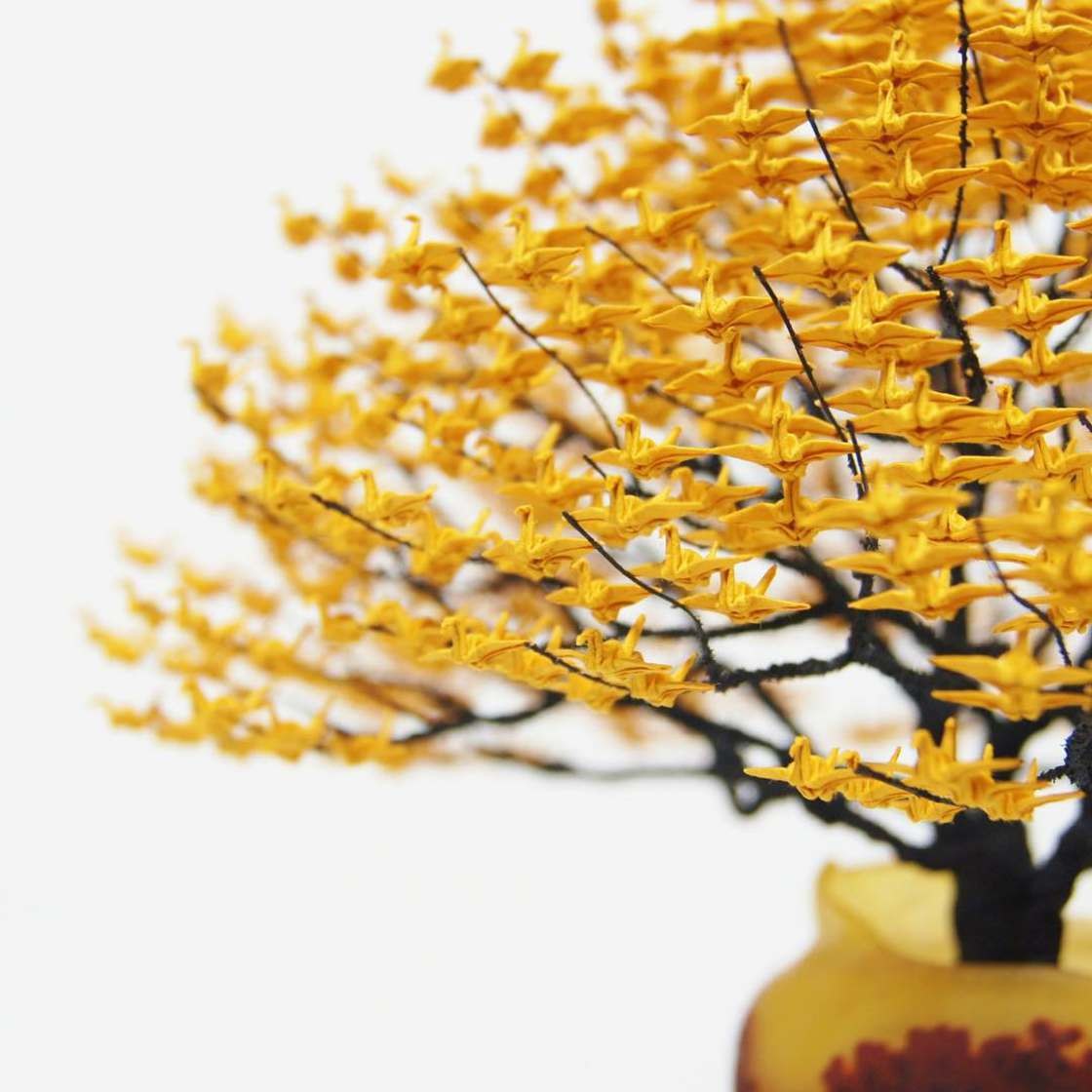 Невероятные деревья-бонсай с кронами из тысяч крошечных оригами журавлей
