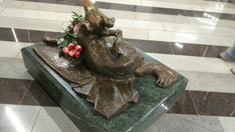 Памятник в вестибюле метро Менделеевская
