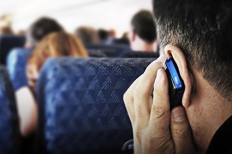 Стюардессы обманывают, говоря о влиянии вашей электроники на безопасность полета