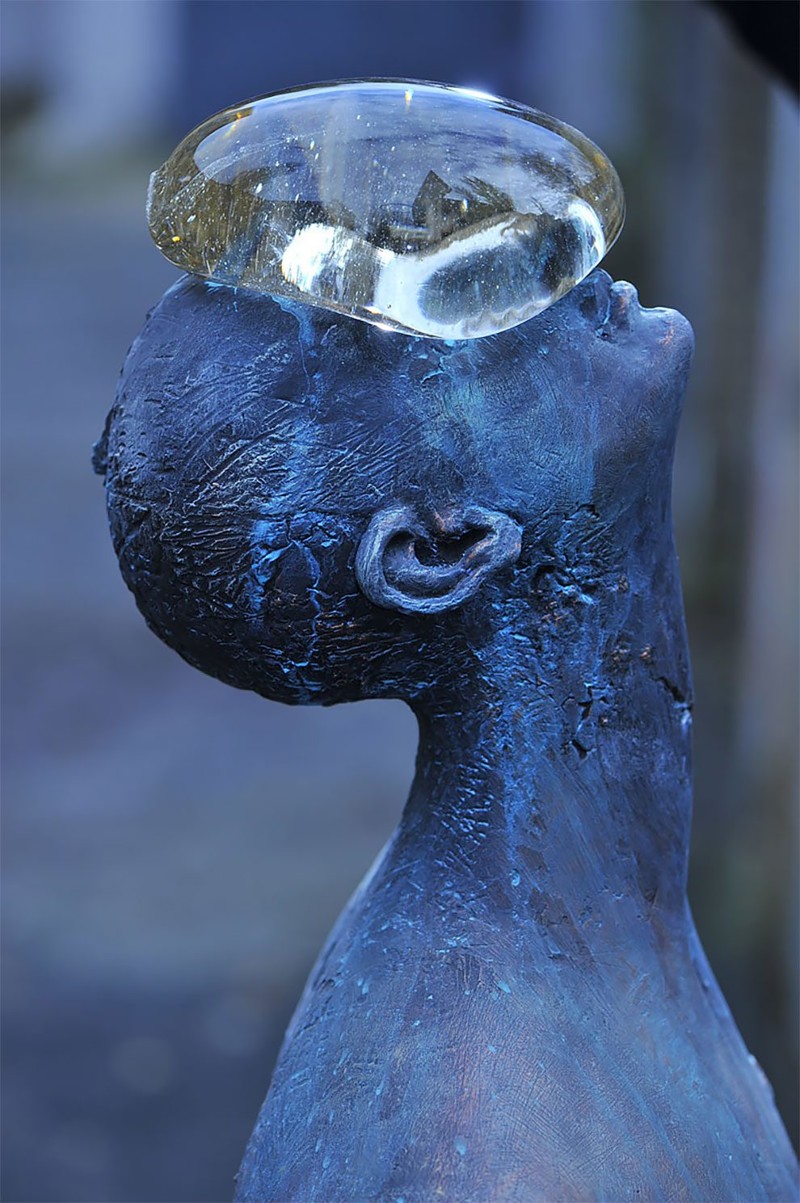 Скульптура «Дождь»: бронзовый человек с огромной каплей на лице
