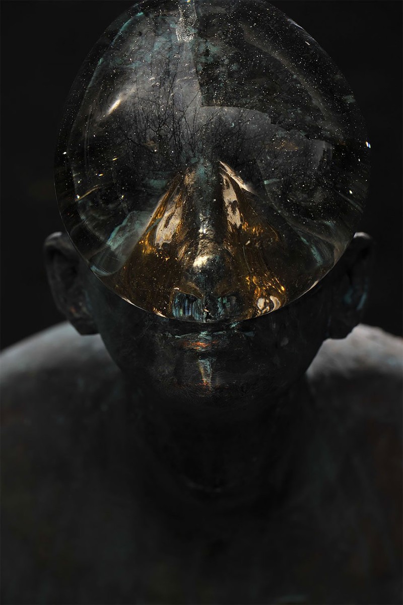 Скульптура «Дождь»: бронзовый человек с огромной каплей на лице
