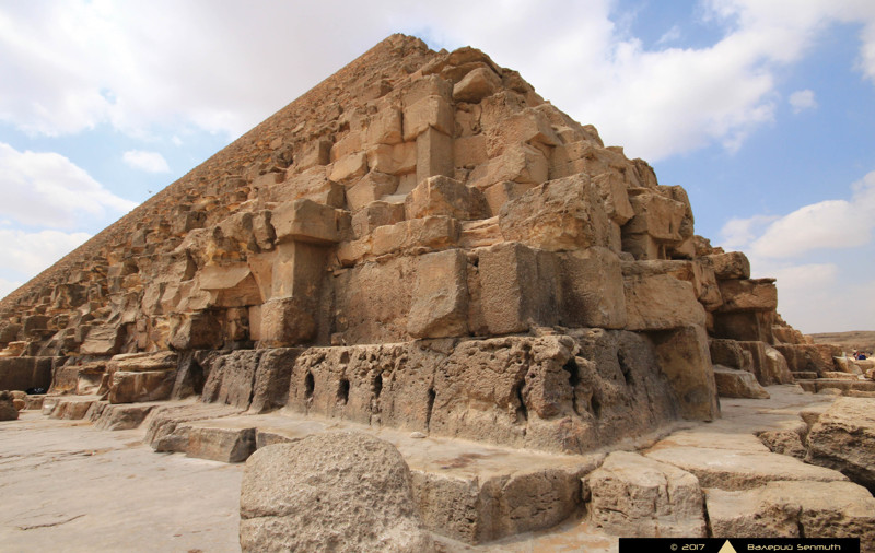 Фрагмент материковой скалы в составе пирамиды Хуфу