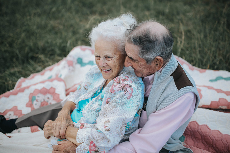 "И жили они долго и счастливо": трогательные фото пары, прожившей вместе 68 лет