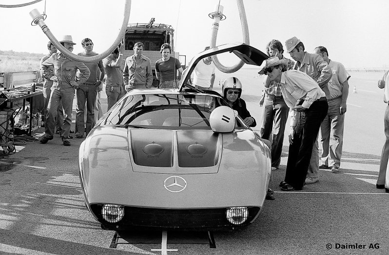 Среди участников рекордных заездов в июне 76-го и Эрих Ваксенбергер (справа у открытой двери), инженер, создавший 300 SEL 6.3