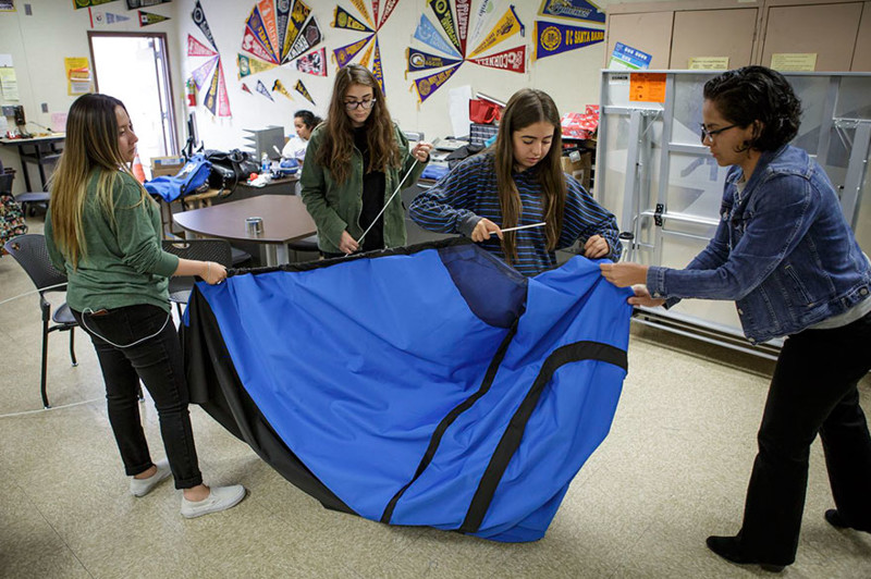 Школьницы создали палатку на солнечных батареях, чтобы помочь бездомным