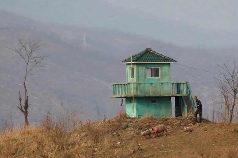 15. Сторожевая башня на границе Северной Кореи, 15 апреля 2017. (Фото Aly Song | Reuters):