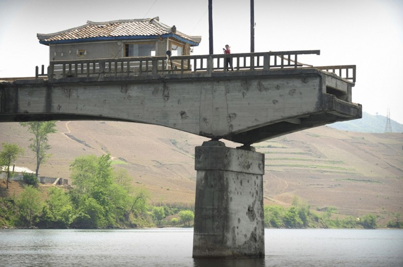 4. Мост, разрушенный во время Корейской войны на реке Ялу в Северной Корее, 26 мая 2009 (Фото Peter Parks):