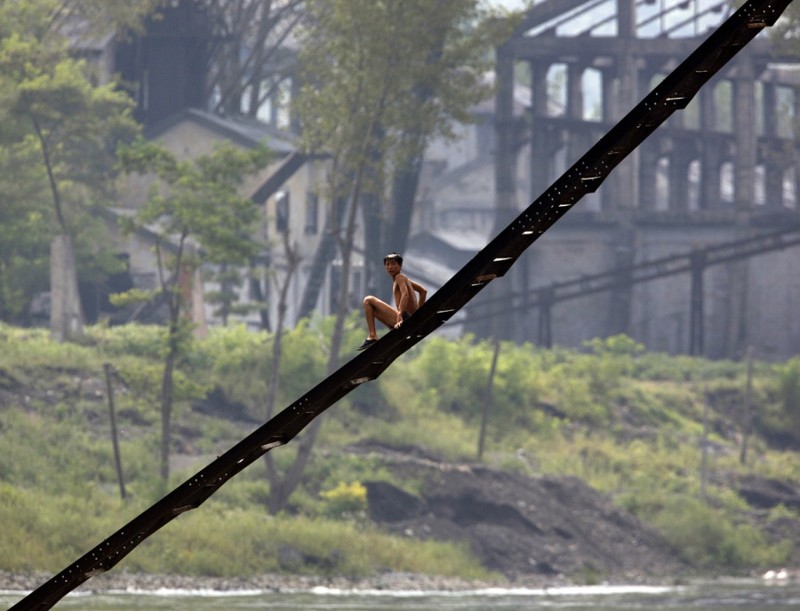 9. Лестница северокорейской заброшенной фабрики на берегу реки Ялу, 12 сентября 2008. (Фото David Gray | Reuters):