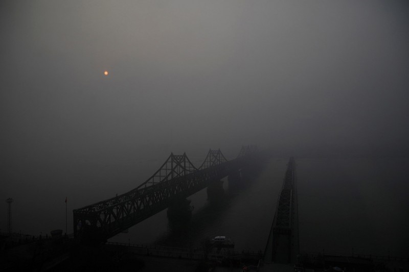 16. Мосты через реку Ялу, соединяющие Синьджу в Северной Кореи и Даньдун в Китае, 30 марта 2017. (Фото Damir Sagolj | Reuters):