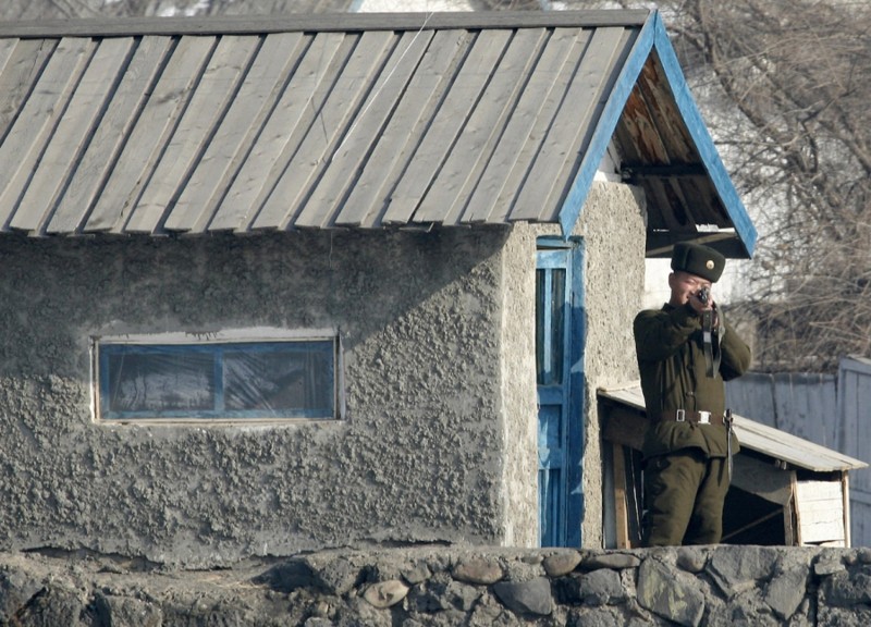 10. Северокорейский пограничник, 1 декабря 2008. (Фото Reinhard Krause | Reuters):