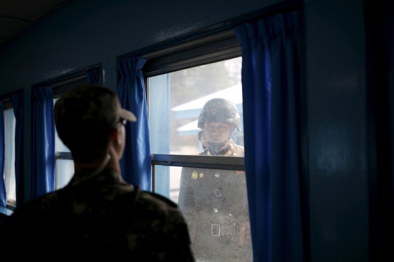 7. Северный (правый) и южнокорейские солдаты. (Фото Kim Hong-Ji | Reuters):