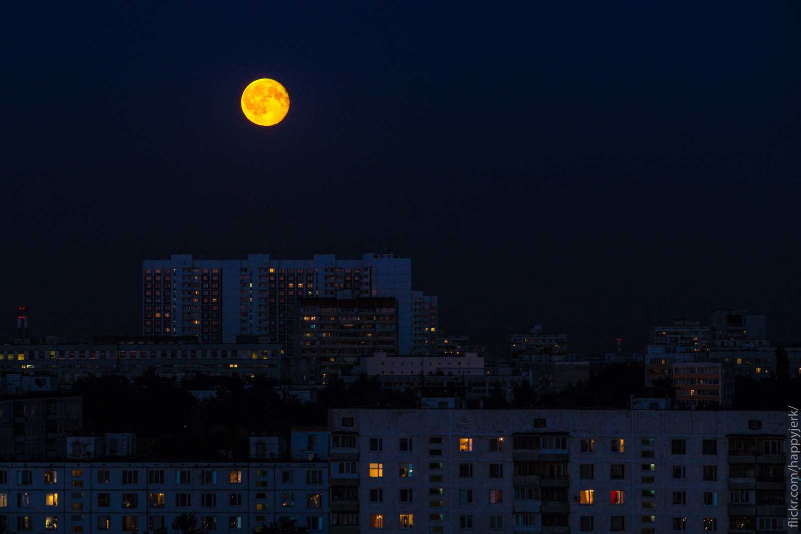 Луна над крышей дома. Луна над городом. Ночь над городом. Лунная ночь в городе. Луна над домами.