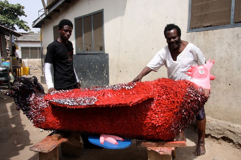 В Гане людей хоронят в гробах в виде банки пива, фотоаппарата и омара