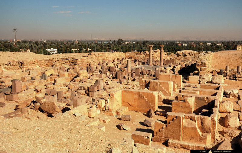 С восточной стороны пирамиды Сахура руины припирамидного храма. 