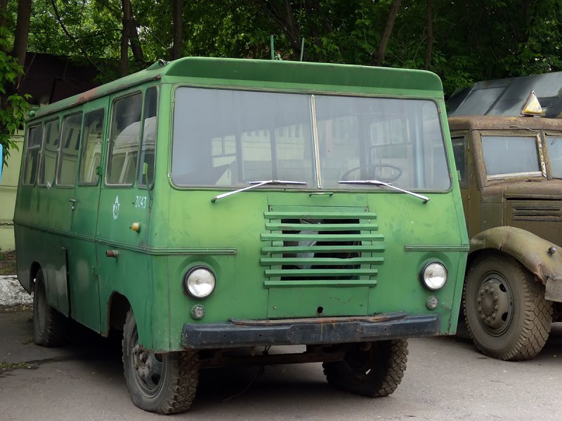У входа стоял реликтовый Уралец-66АС на шасси ГАЗ-51. 