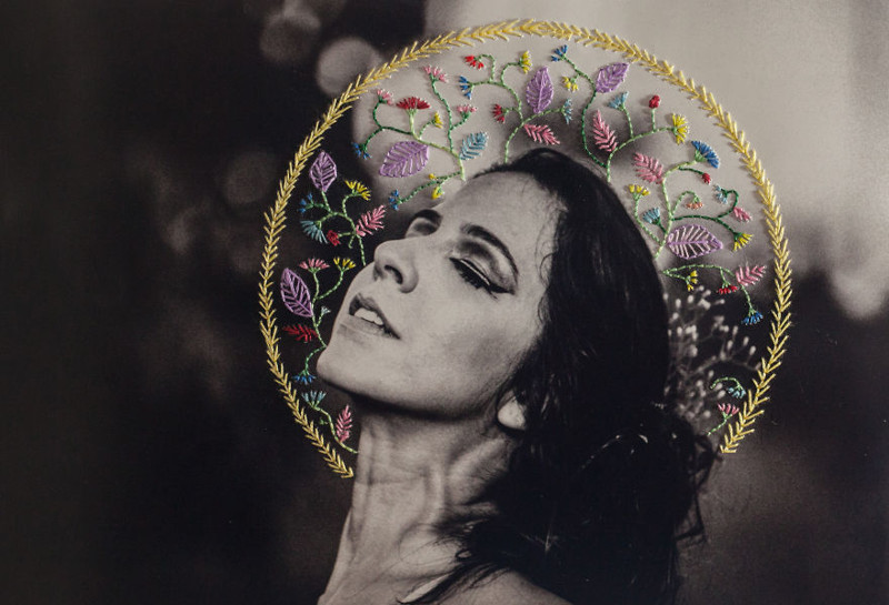 Удивительные фотоработы бразильского художника, в которых она совмещает женскую красоту с кружевной вышивкой  