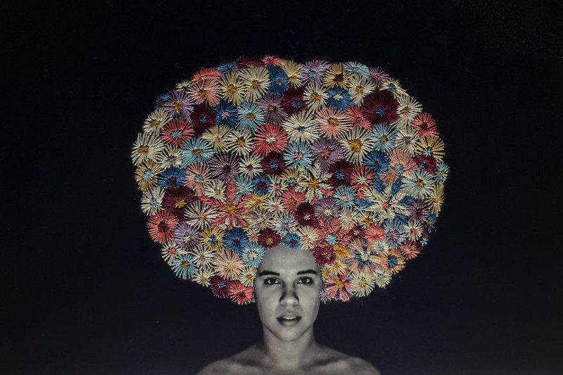 Удивительные фотоработы бразильского художника, в которых она совмещает женскую красоту с кружевной вышивкой  