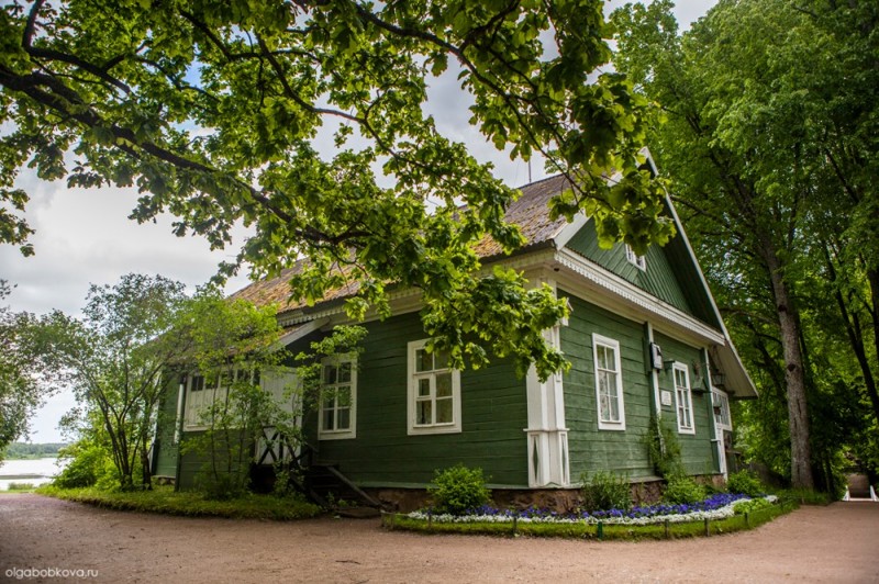 В этом доме с 1945 по 1993 год жил директор Пушкинского Заповедника Семен Степанович Гейченко