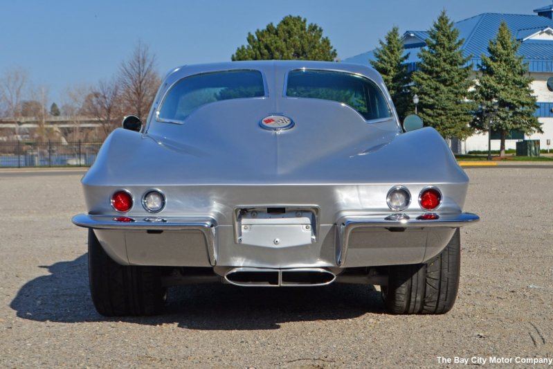 Потрясающий классический Corvette 1963 года с современной начинкой