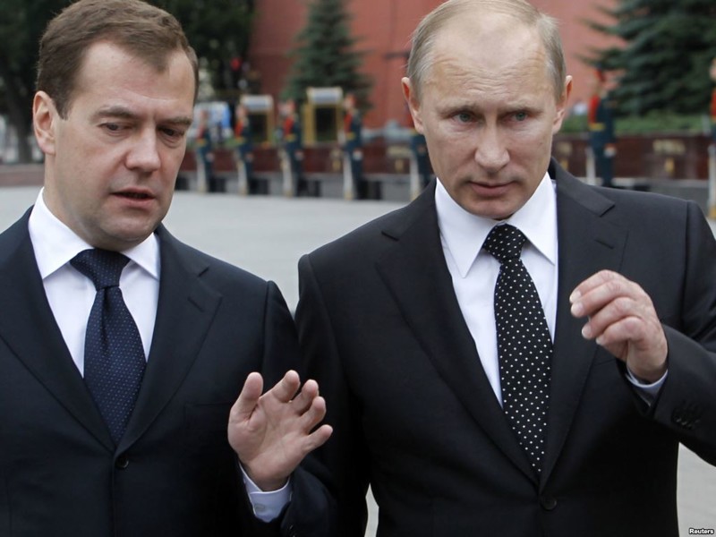 И Медведеву досталось