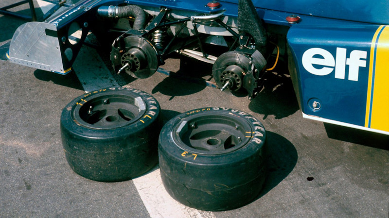 Две пары передних колес сделали Tyrrell P34 одним из самых известных и узнаваемых болидов Формулы-1.