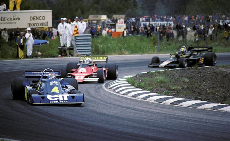 Патрик Депайе (#4, Tyrrell P34 Ford) впереди Криса Амона (#22, Ensign N176 Ford) и Гуннара Нильссона (#6, Lotus 77 Ford).