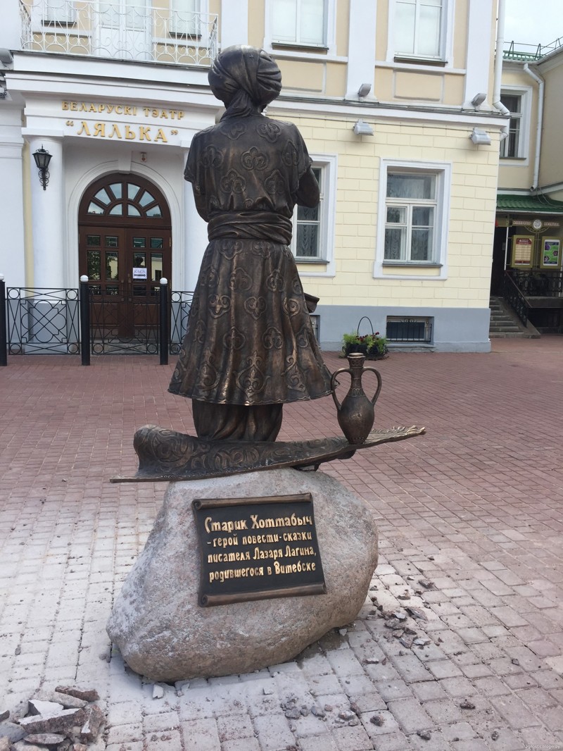 Памятник высотой почти в два метра устанавливают у театра «Лялька». Его автором является местный скульптор Сергей Сотников.  