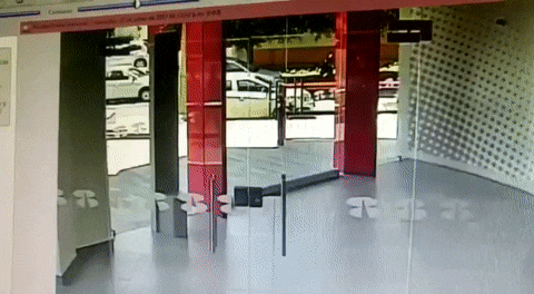 Вовремя успел закрыть двери