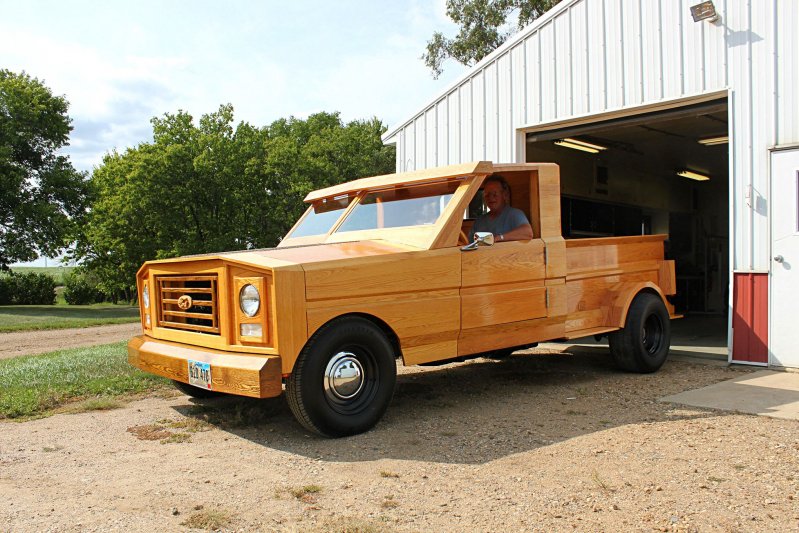 Дизайн грузовика был полностью придуман самим Al Schoffulman. Кузов был изготовлен из красного дуба. 