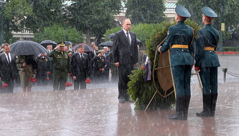 Путин возложил цветы к могиле солдата, несмотря на проливной дождь