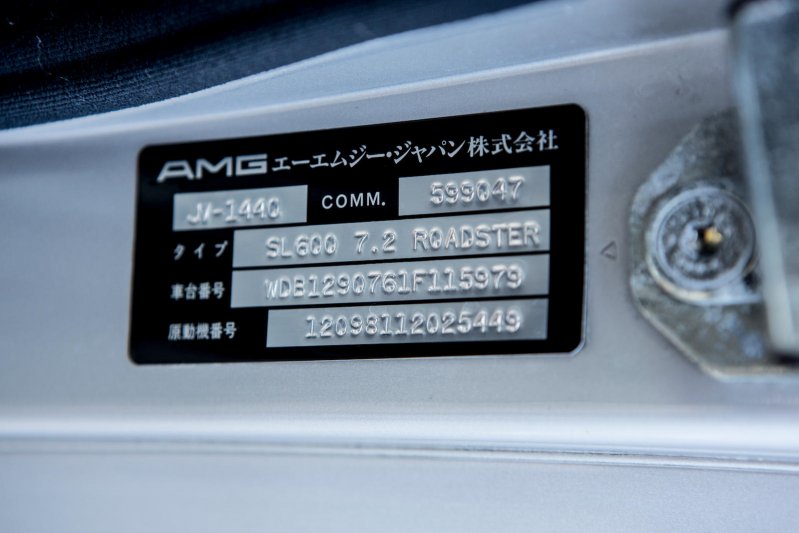 И конечно главная фишка — именная табличка сборщика мотора. Если верить надписи, то двигатель экземпляру собирал сам Ганс Вернер Ауфрехт (один из сооснователей AMG).