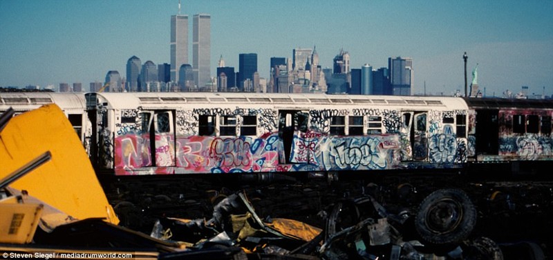 Привычная картина 80-х: вагон метро, "атакованный" граффити