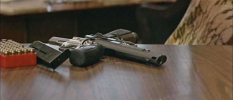 Пистолет Llama M-87, который Матильда берет в полицейский участок чтобы мстить.