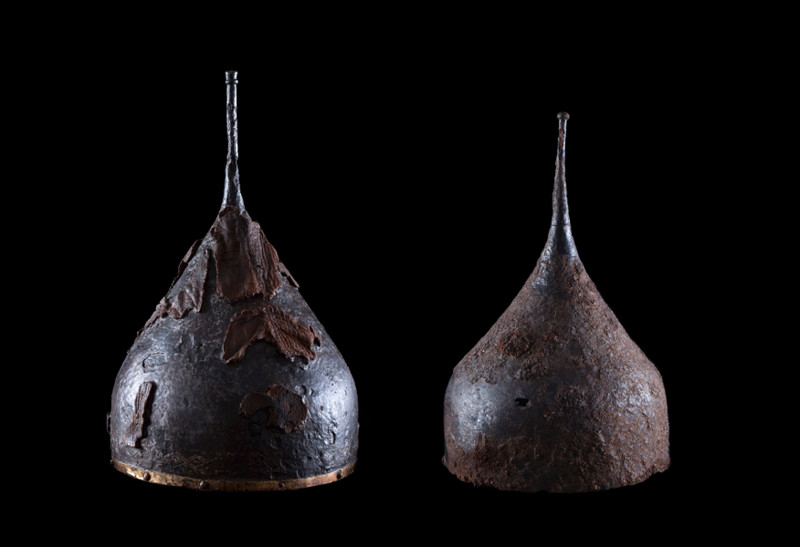 Один из двух шлемов, найденных на месте, где предположительно стояли хоромы Елизаровых-Гусевых, находился в кожаном чехле-футляре, мастерски сшитом из нескольких остроконечных лепестков (его фрагменты видны на шлеме слева). Это единственная подобная 