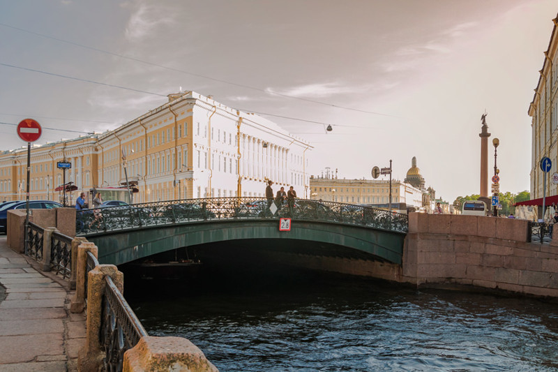 Как украсить "серый" Петербург?