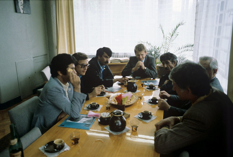 2. Афганский писатель Разек Руйин (слева) беседует с сотрудниками редакции литературного журнала "Нямунас" в Каунасе, 1961 год