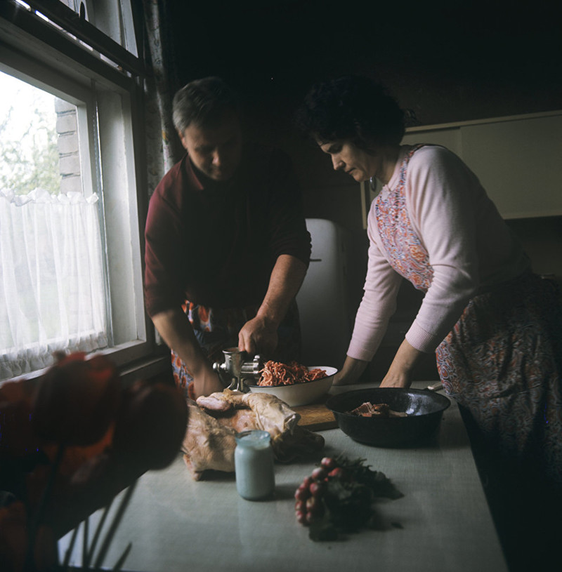 7. Советский боксер Альгирдас Шоцикас помогает жене готовить, 1968 год.