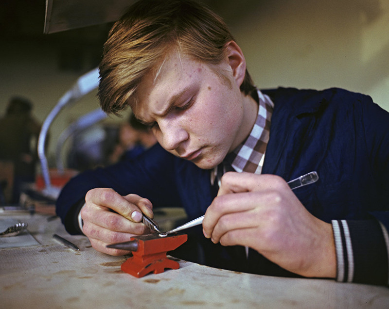 17. Студент профессионально-технического училища Каунаса, готовящего ювелиров, на занятиях,1984 год.