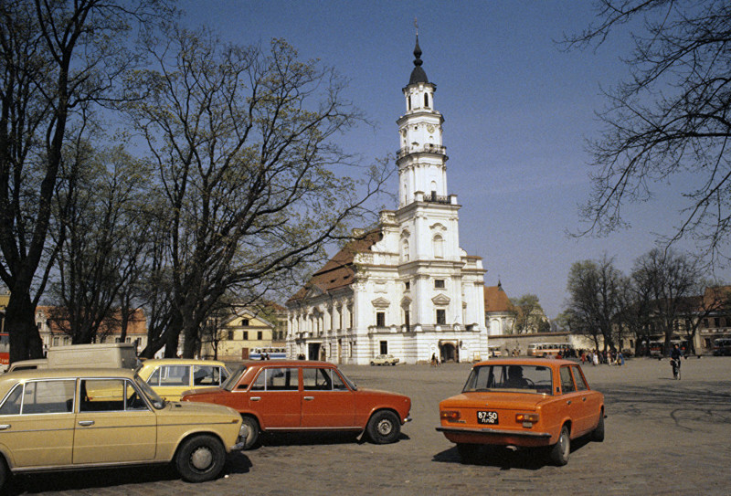 21. Здание бывшей городской ратуши в Каунасе, в котором теперь находится музей керамики. Снимок 1985 года.